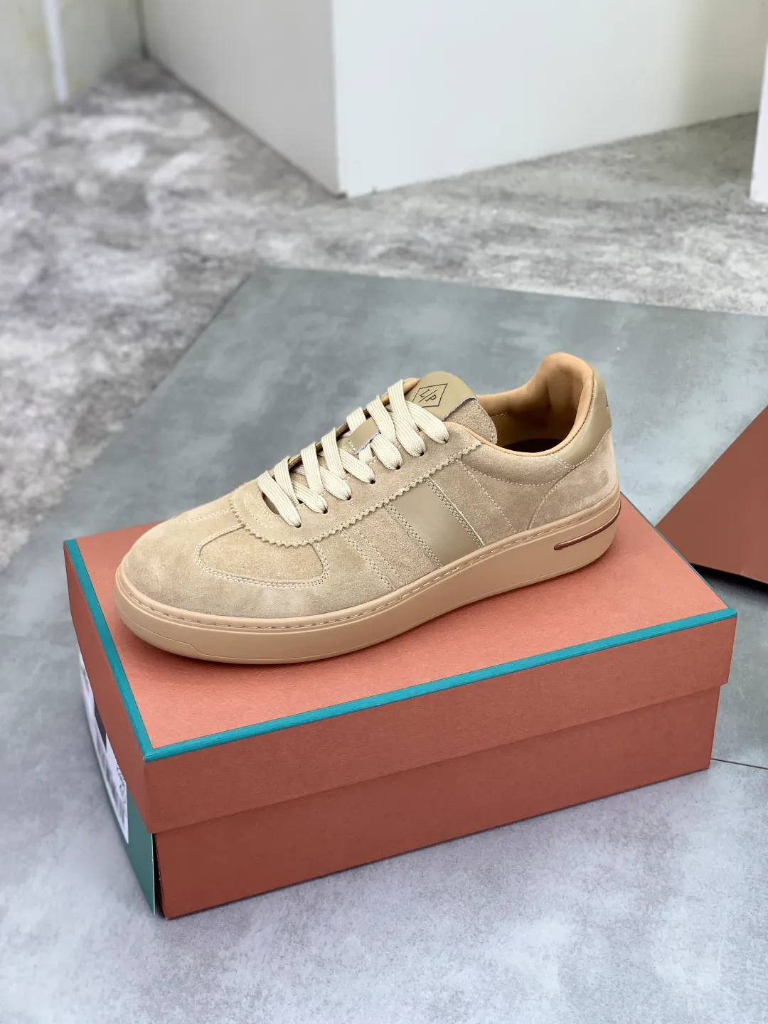 Men's men's shoes 💰P560 New style 💰High quality The latest casual shoes Loro Piana 💯Top grade💯Buy the original copy💯 Founded the existing Loro Piana company on April 24, 1924. It is now the sixth generation of family business, providing top quality products to customers who are discerning in taste and quality. Imported original fly woven fabric with cowhide fabric, plain calfskin lining. Hand-sewn thread with cowhide feet. Original packaging. Number of yards: 38-44 (customized for 45 and 46). 2️⃣ colors available.